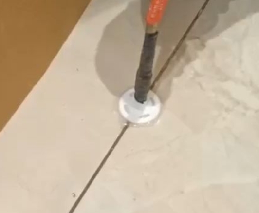 白碱滩瓷砖空鼓维修公司专业解答瓷砖在铺贴过程中，如果没有涂抹均匀到位的粘结材料（如水泥砂浆或瓷砖胶），可能会导致以下问题