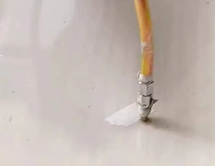 白碱滩瓷砖空鼓维修公司专业解答在瓷砖铺贴过程中，如果使用的砂料过粗（如全部使用了粗砂），可能会导致以下问题